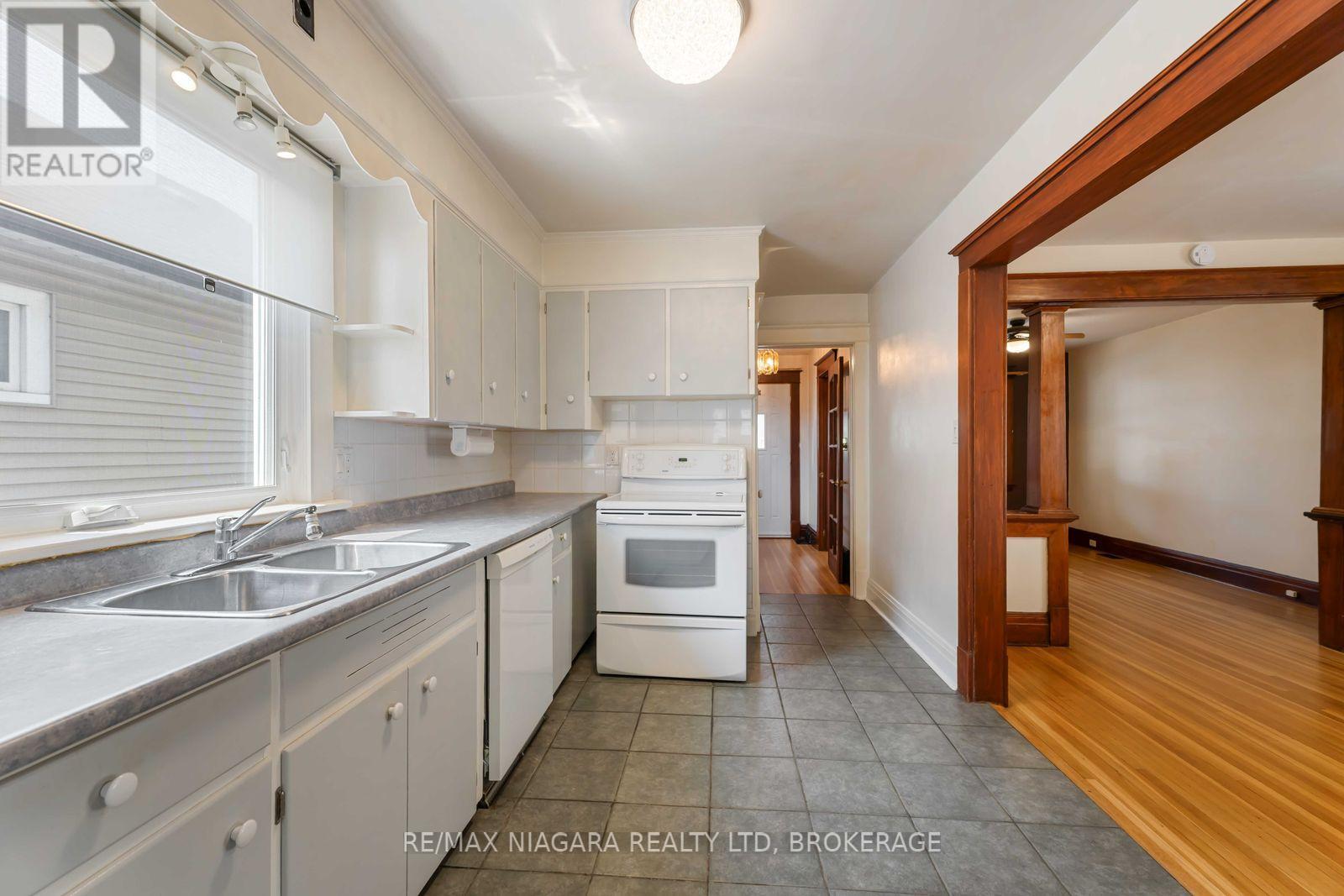 8 Russell Avenue, St. Catharines, Ontario  L2R 1T9 - Photo 16 - X12332991