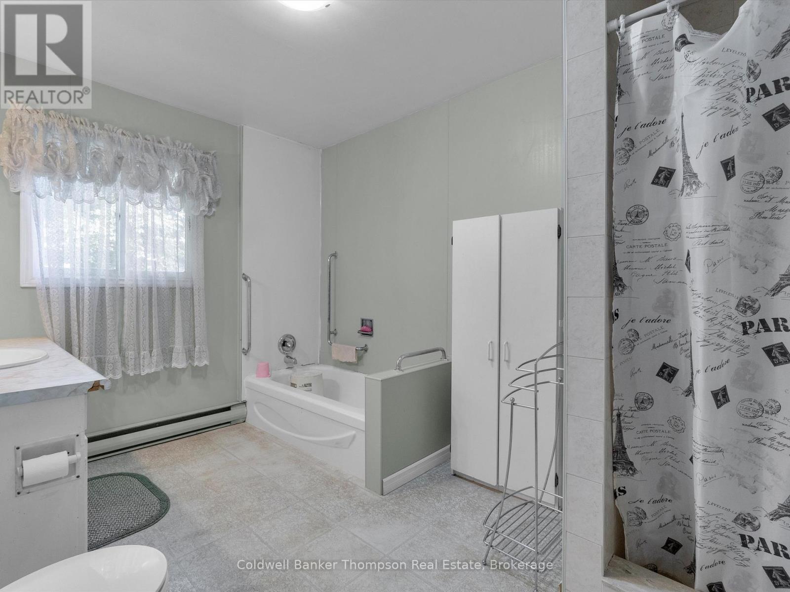 156 Centre Street, Burk's Falls, Ontario  P0A 1C0 - Photo 23 - X12332973