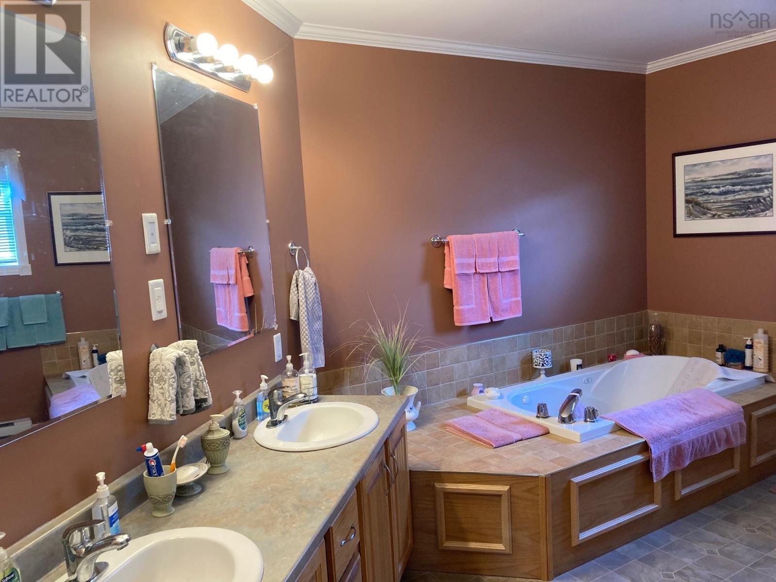 68 Sherbrooke Avenue, Lahave Heights 1, Bridgewater, Nova Scotia  B4V 4E7 - Photo 17 - 202506229