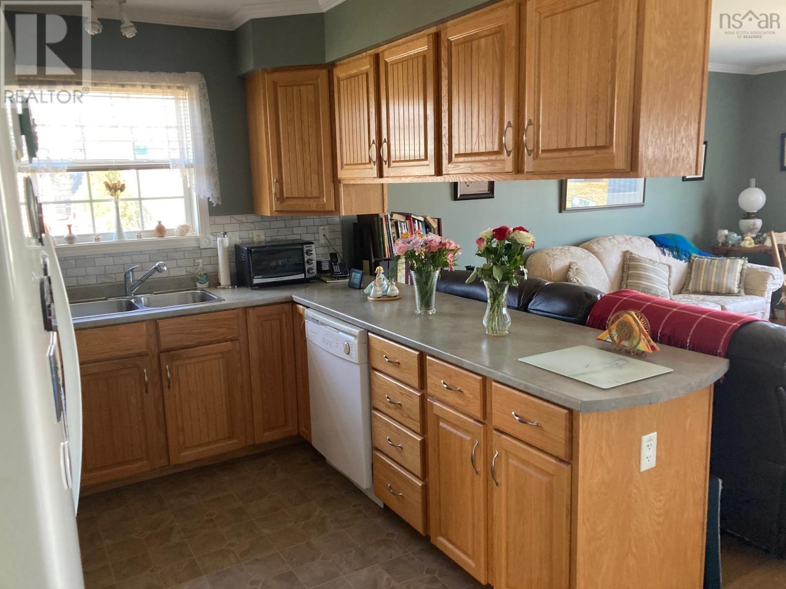 68 Sherbrooke Avenue, Lahave Heights 1, Bridgewater, Nova Scotia  B4V 4E7 - Photo 6 - 202506229