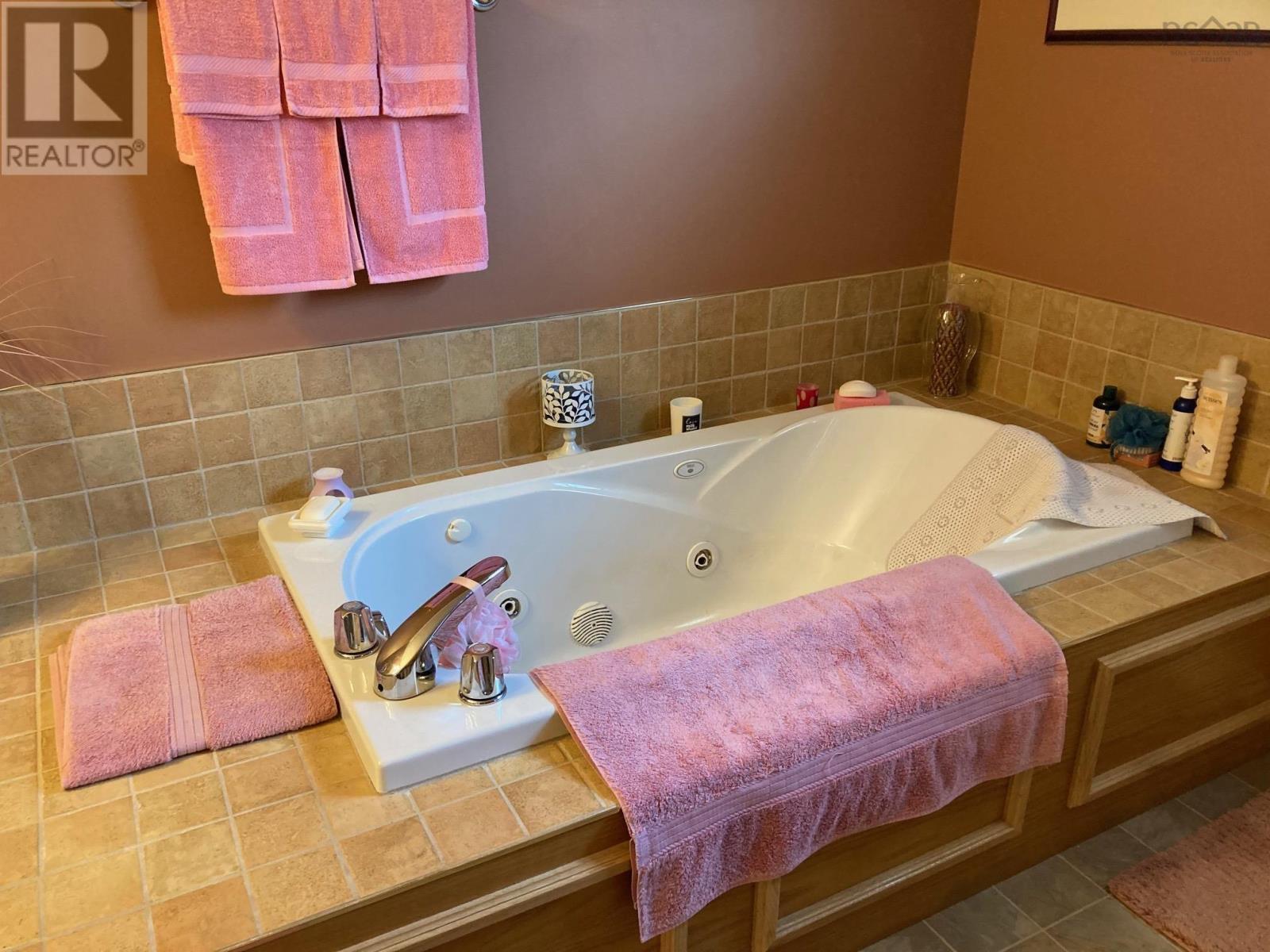 68 Sherbrooke Avenue, Lahave Heights 1, Bridgewater, Nova Scotia  B4V 4E7 - Photo 19 - 202506229