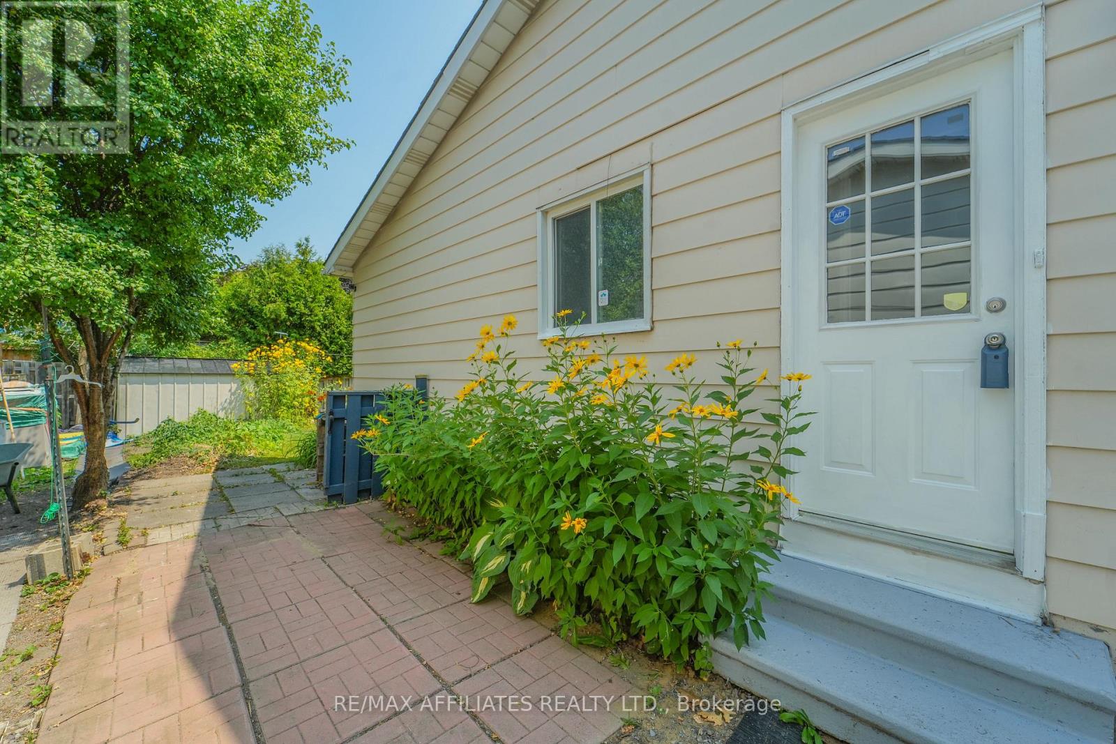 Property at 208 OLD COLONY ROAD E image 4