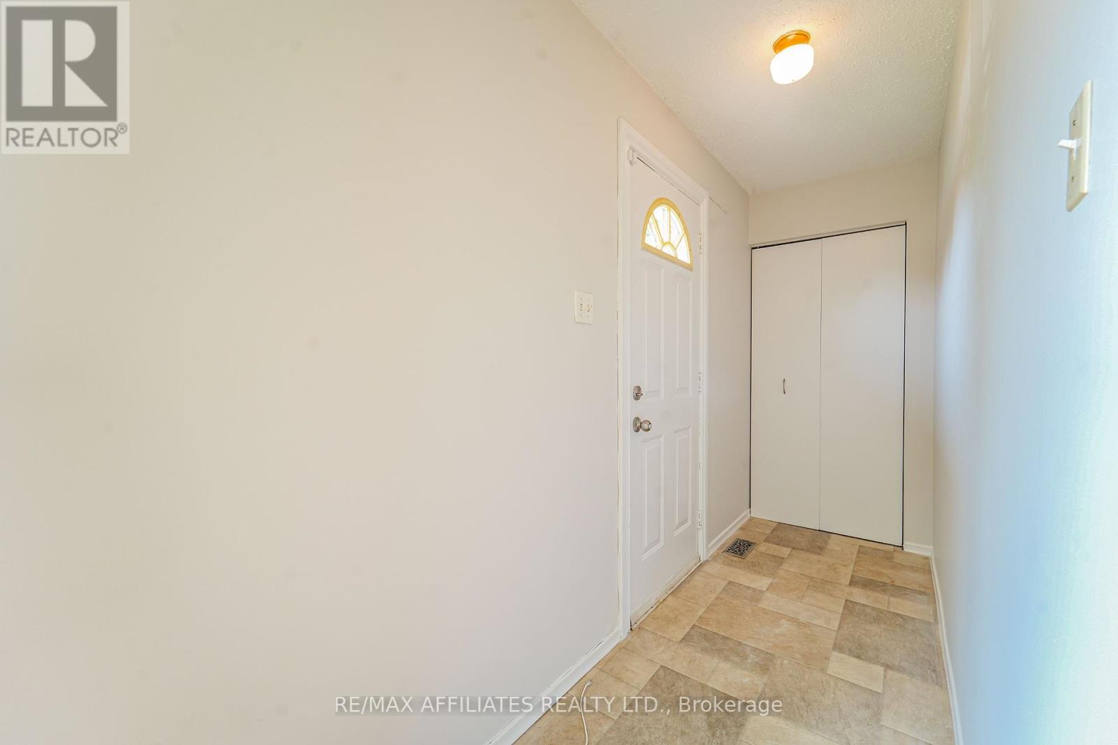 208 Old Colony Road E, Ottawa, Ontario  K2L 1M7 - Photo 6 - X12333208