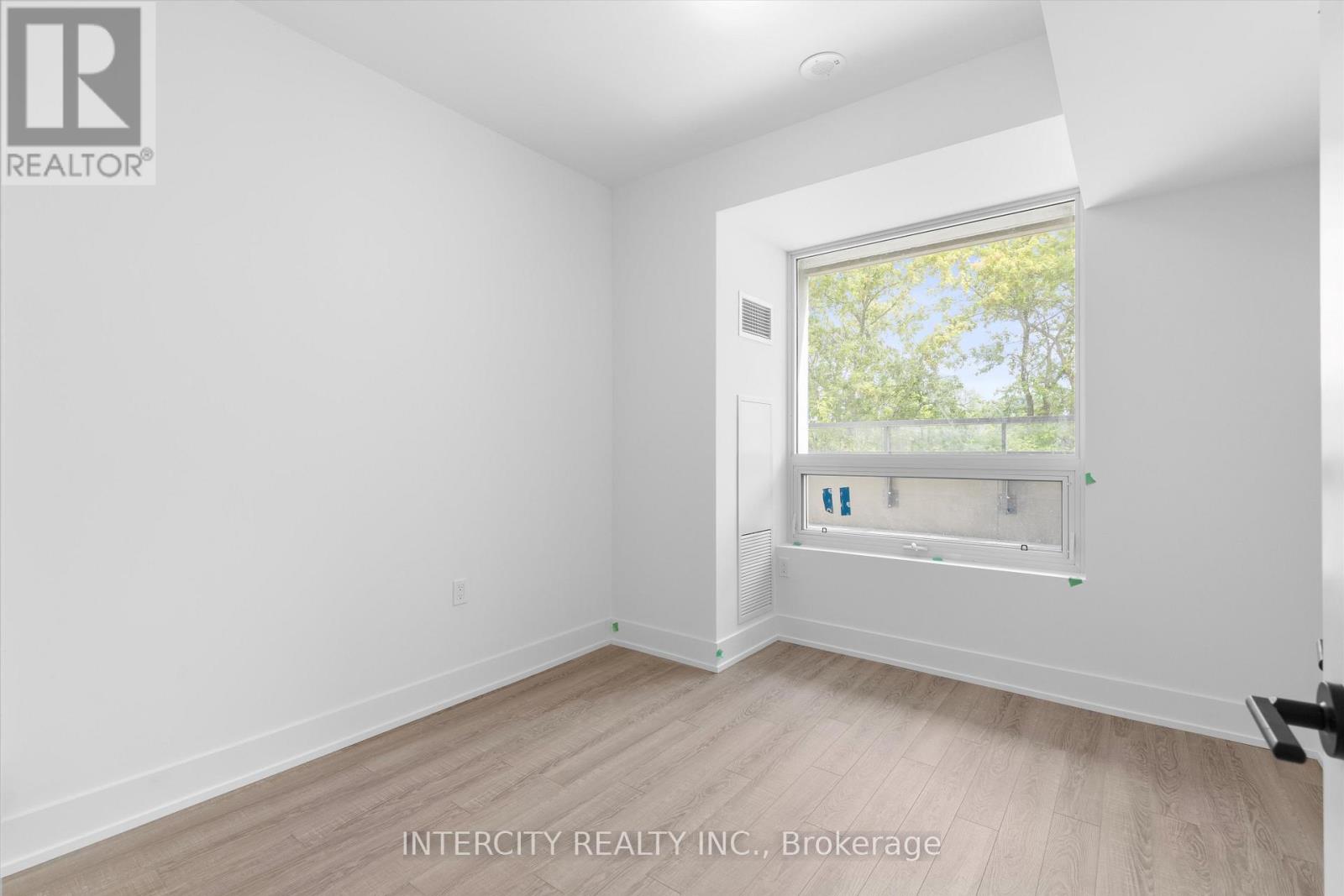 247 - 2075 King Road, King, Ontario  L7B 0R6 - Photo 14 - N12292638