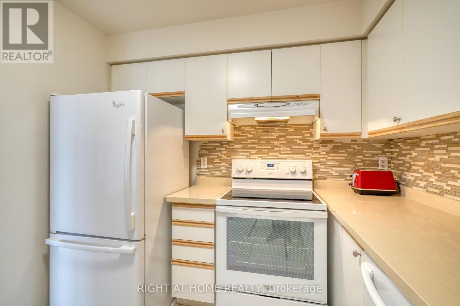 902 - 81 Townsgate Drive, Vaughan, Ontario  L4J 8E6 - Photo 12 - N12333024