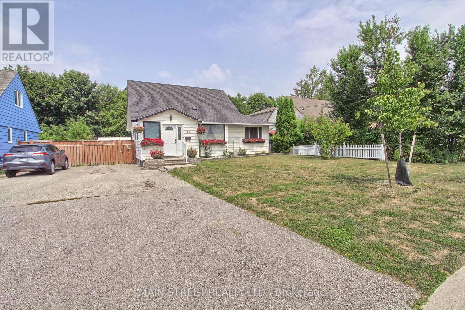 241 Andrew Street, Newmarket, Ontario  L3Y 1H1 - Photo 3 - N12333128
