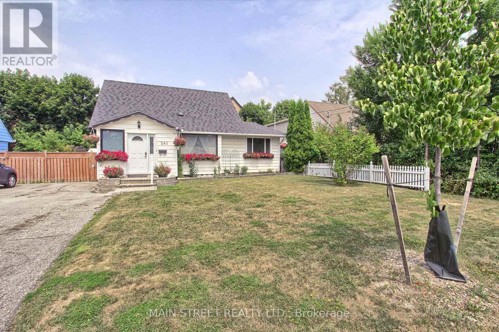 241 Andrew Street, Newmarket, Ontario  L3Y 1H1 - Photo 4 - N12333128