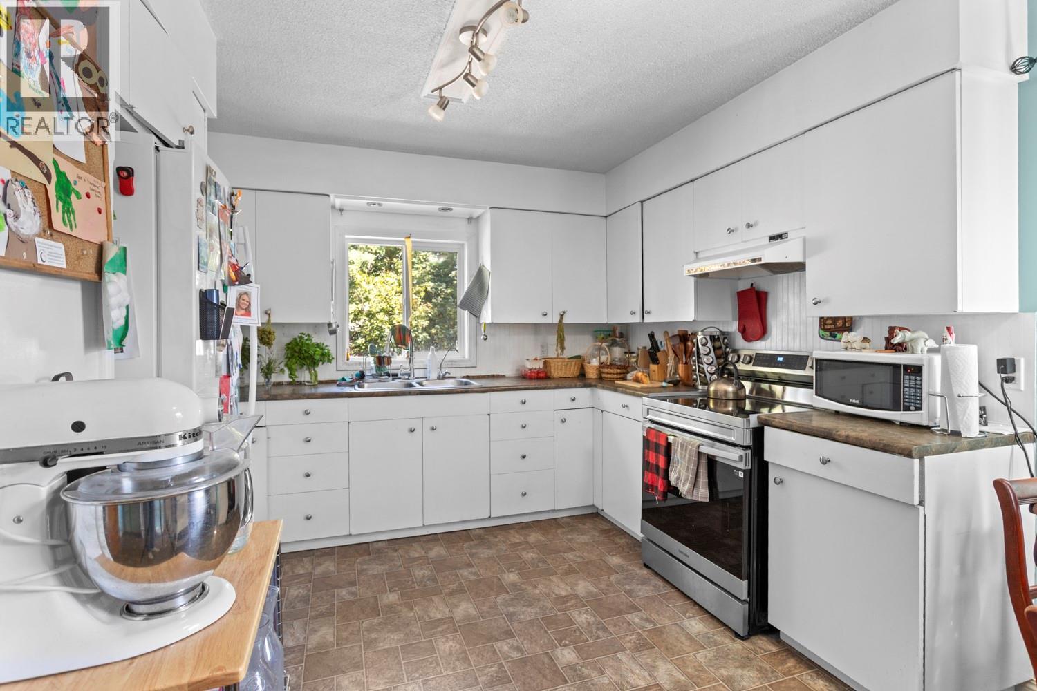 216 24th Avenue S, Creston, British Columbia  V0B 1G5 - Photo 4 - 10357956