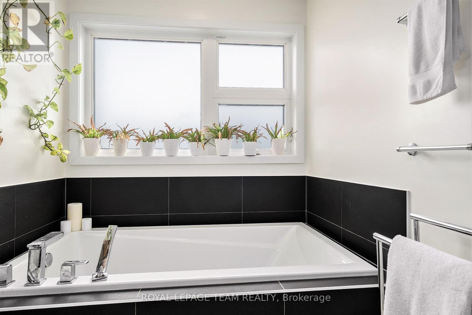 574 Triangle Street, Ottawa, Ontario  K2V 0M1 - Photo 25 - X12333352