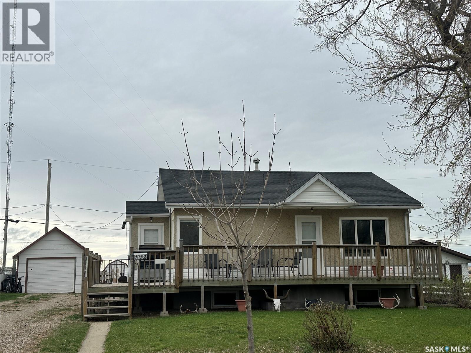 102 9th AVENUE SE, Weyburn, Saskatchewan