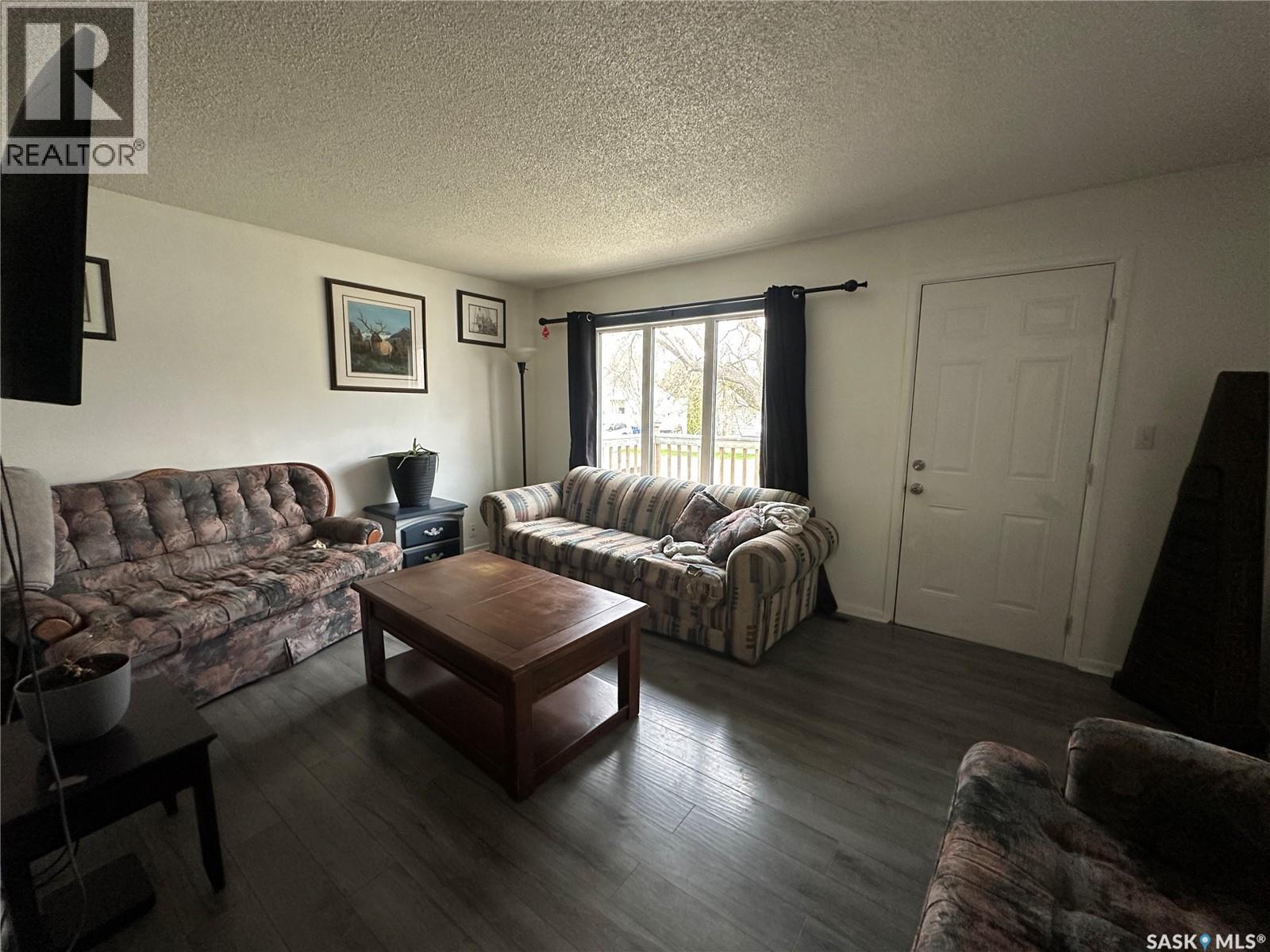 102 9th Avenue Se, Weyburn, Saskatchewan  S4H 1Z7 - Photo 4 - SK015086