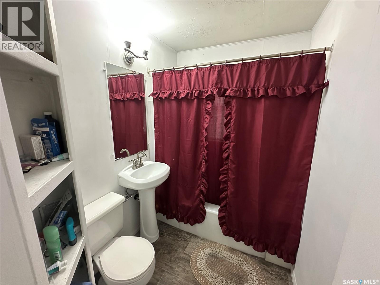 102 9th Avenue Se, Weyburn, Saskatchewan  S4H 1Z7 - Photo 5 - SK015086