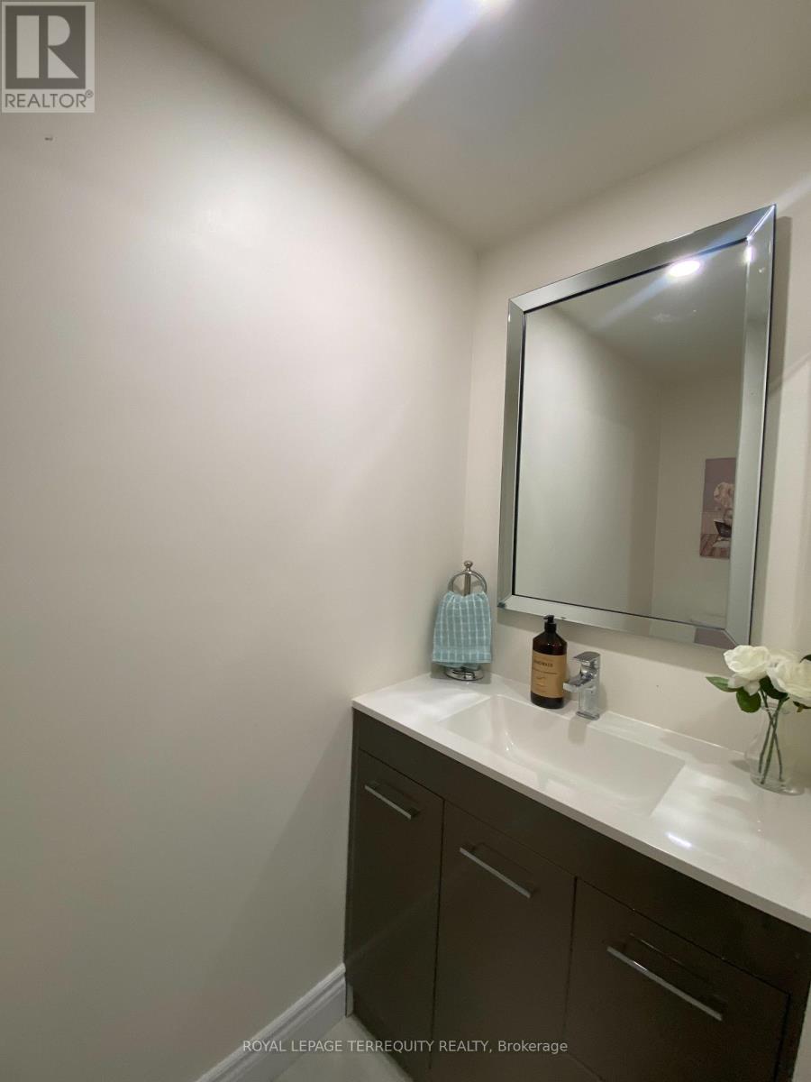 28 Festival Drive, Toronto, Ontario  M2R 3V1 - Photo 5 - C12333374