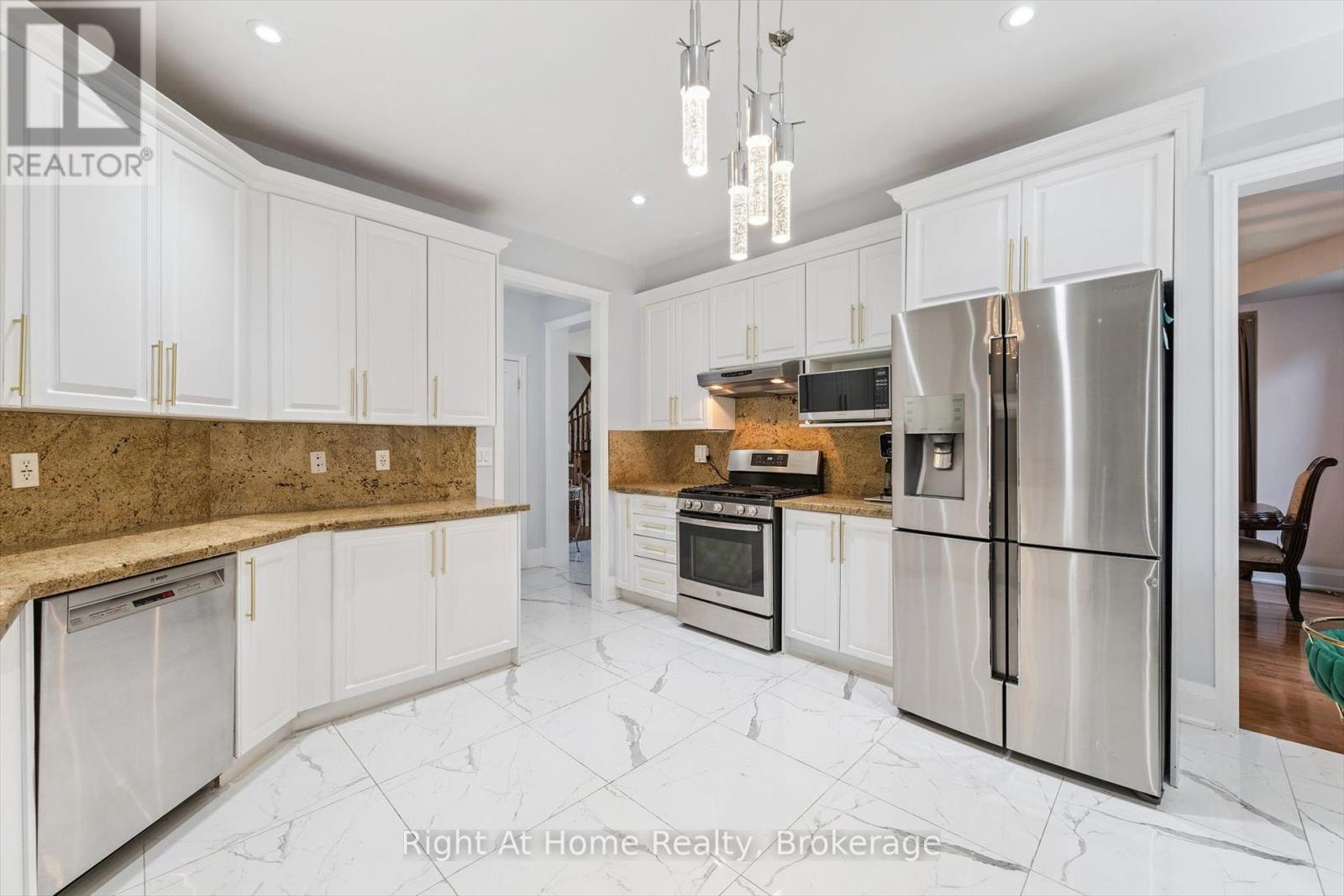 242 Milkweed Way, Oakville, Ontario  L6L 0A6 - Photo 17 - W12333464