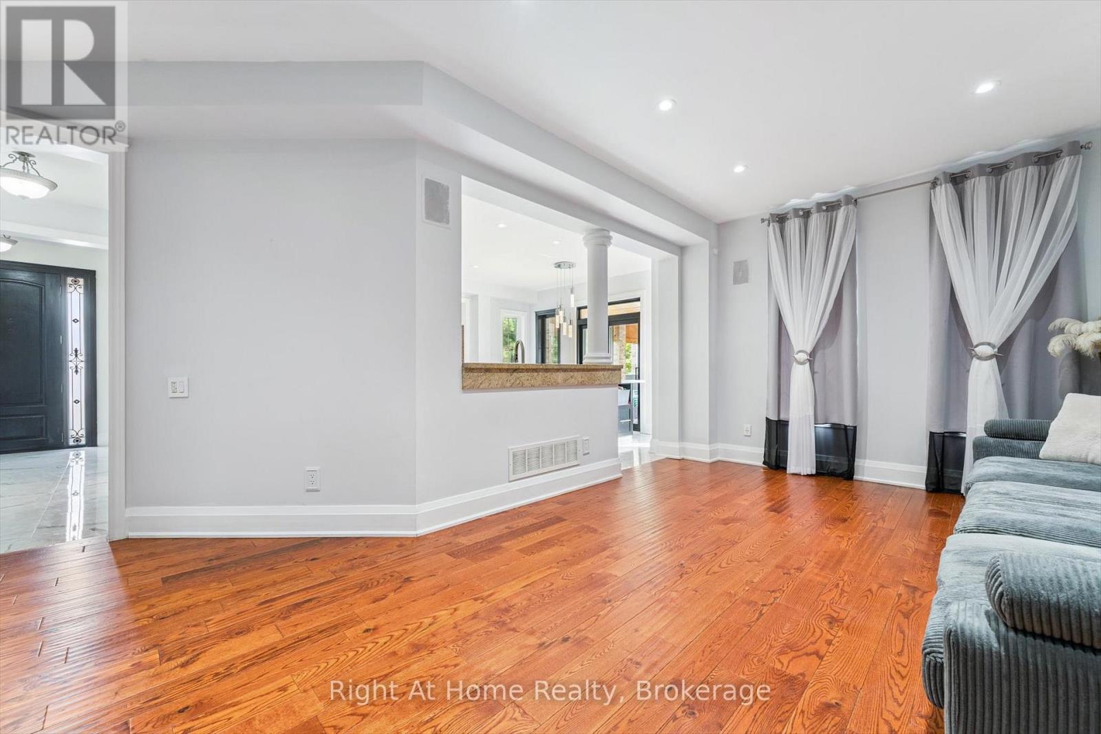 242 Milkweed Way, Oakville, Ontario  L6L 0A6 - Photo 21 - W12333464