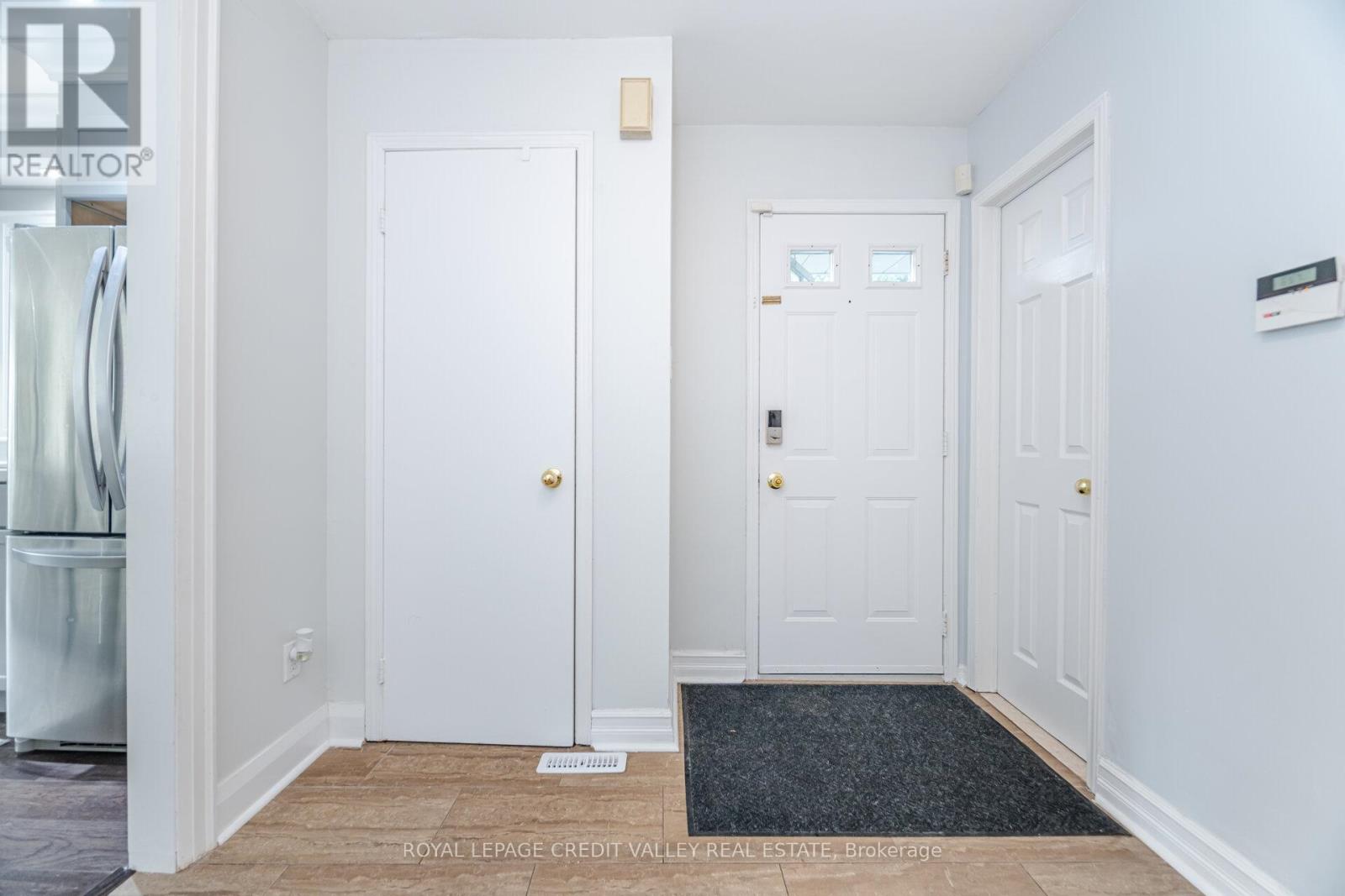 32 Millstone Drive, Brampton, Ontario  L6Y 4P6 - Photo 6 - W12242206