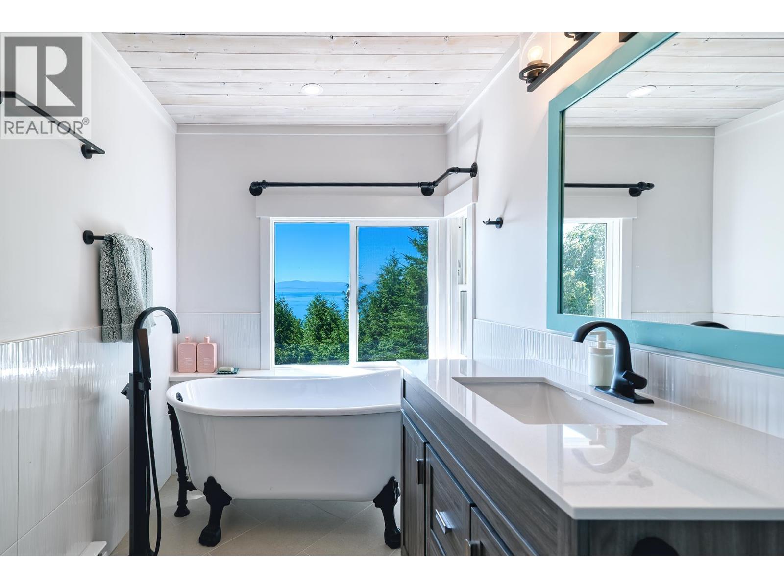 7949 Redrooffs Road, Halfmoon Bay, British Columbia  V7Z 1C6 - Photo 16 - R3035135