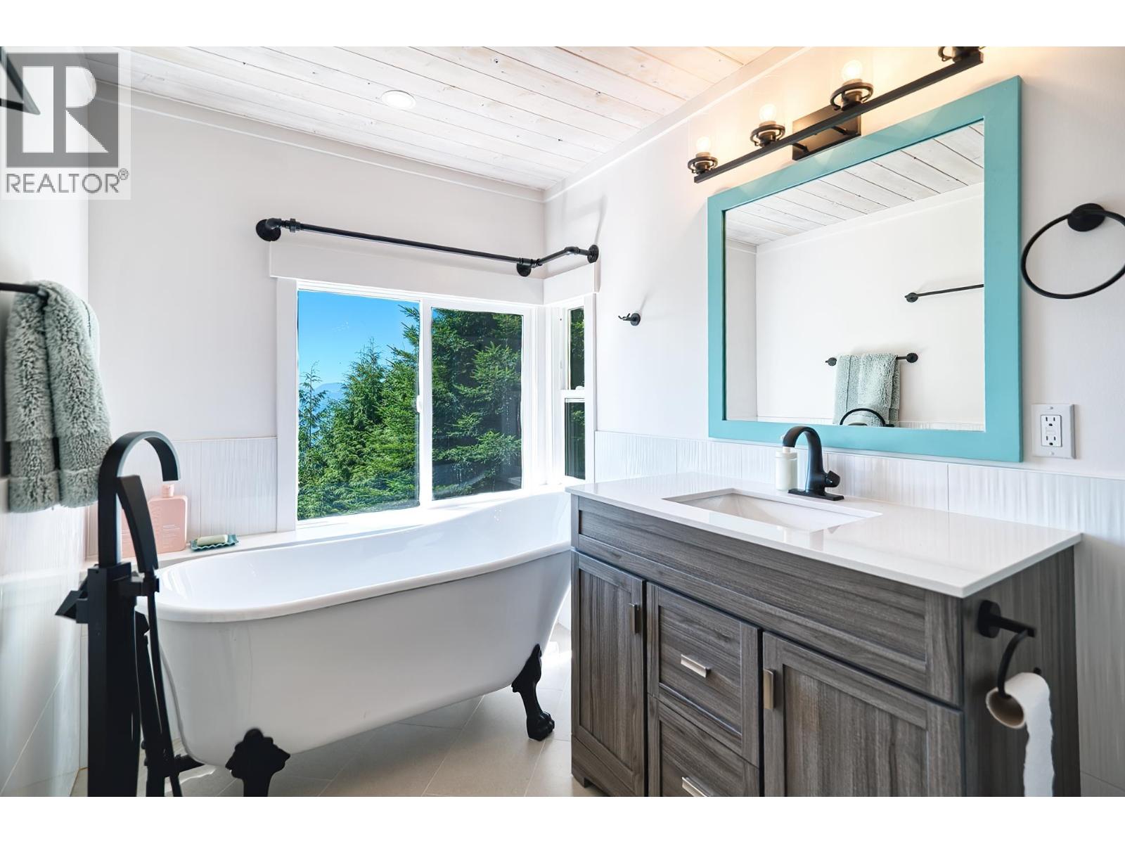 7949 Redrooffs Road, Halfmoon Bay, British Columbia  V7Z 1C6 - Photo 17 - R3035135