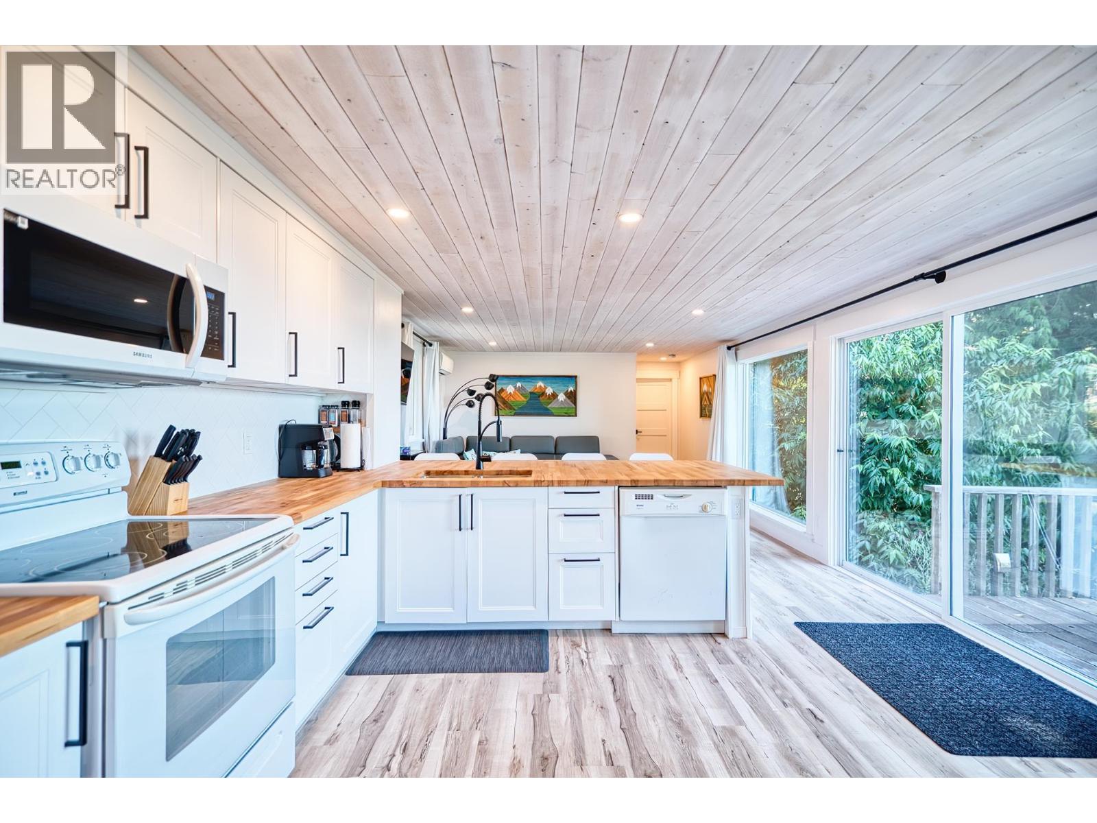 7949 Redrooffs Road, Halfmoon Bay, British Columbia  V7Z 1C6 - Photo 6 - R3035135
