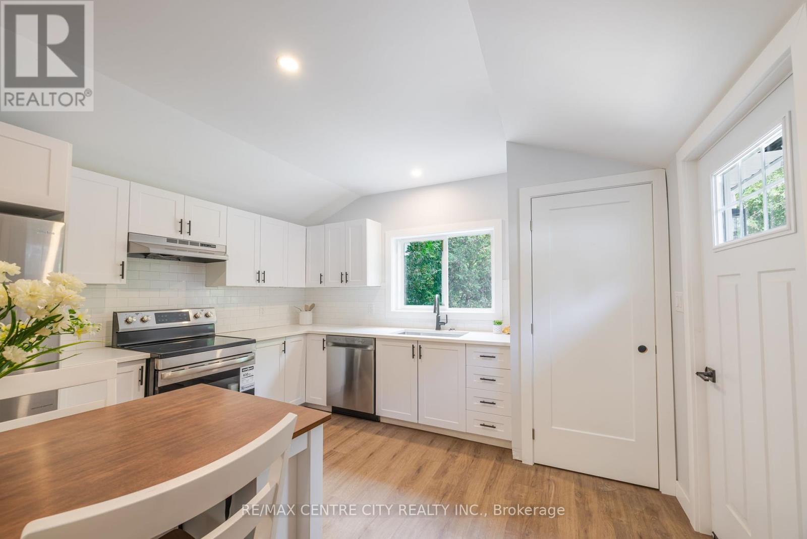 277 Charlotte Street, Central Elgin, Ontario  N5L 1A8 - Photo 5 - X12333496