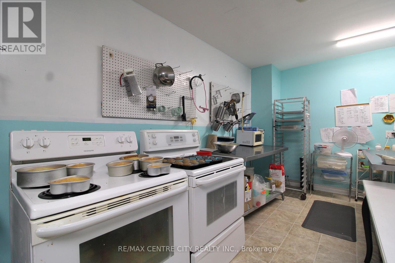 381 Talbot Street, St. Thomas, Ontario  N5P 1B7 - Photo 11 - X12333587