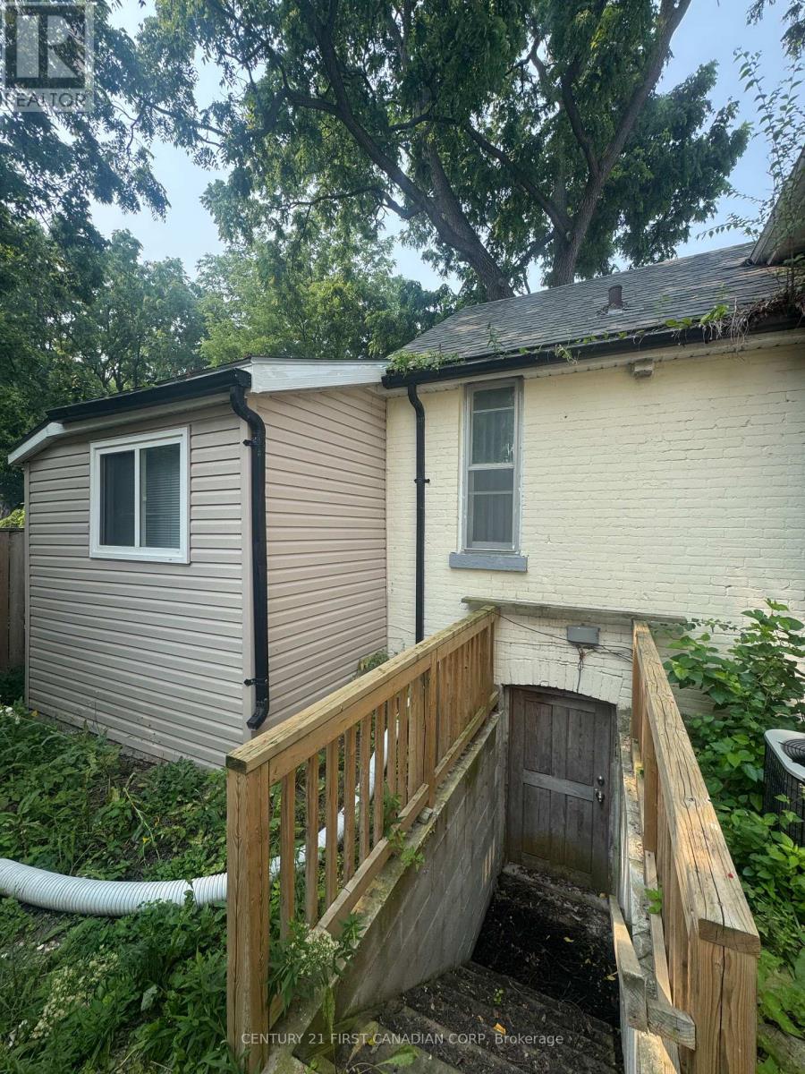 28 Oxford Street W, London North, Ontario  N6H 1R3 - Photo 5 - X12333635