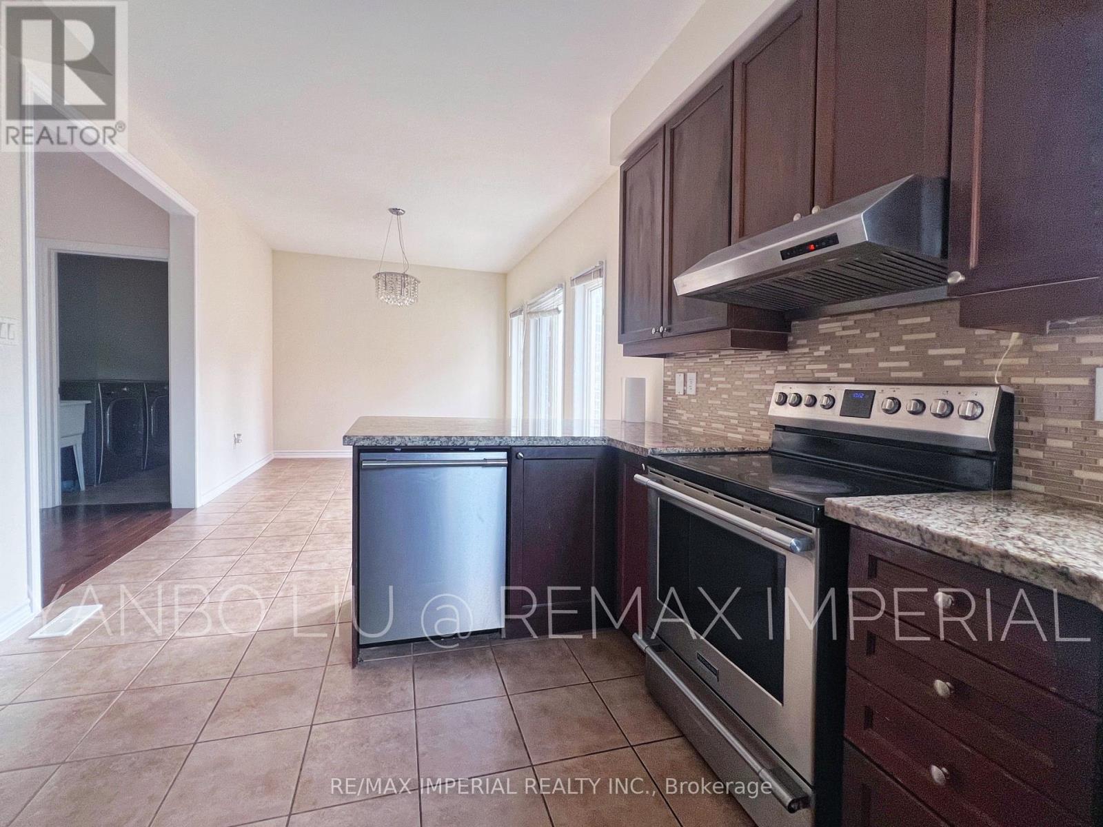 155 Art West Avenue, Newmarket, Ontario  L3X 0C1 - Photo 4 - N12332378