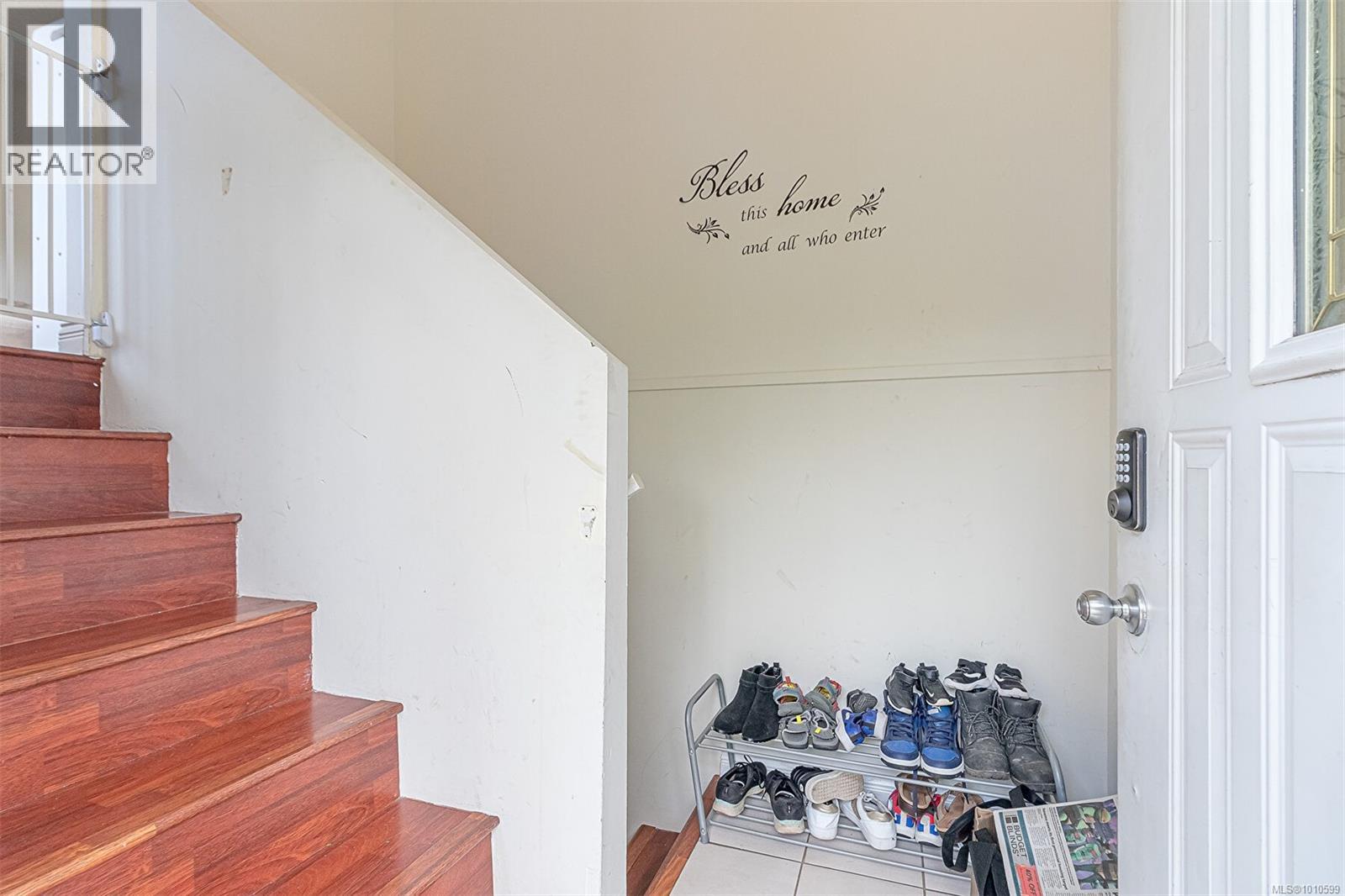 Property at 546 Wakesiah Ave image 3