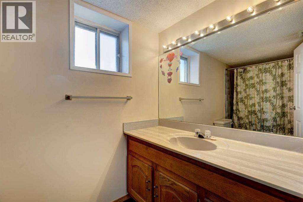27 Castleridge Road Ne, Calgary, Alberta  T3J 1N8 - Photo 32 - A2246914