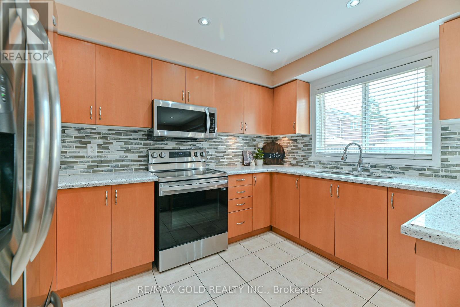 63 Hiberton Crescent, Brampton, Ontario  L7A 3C9 - Photo 12 - W12333476