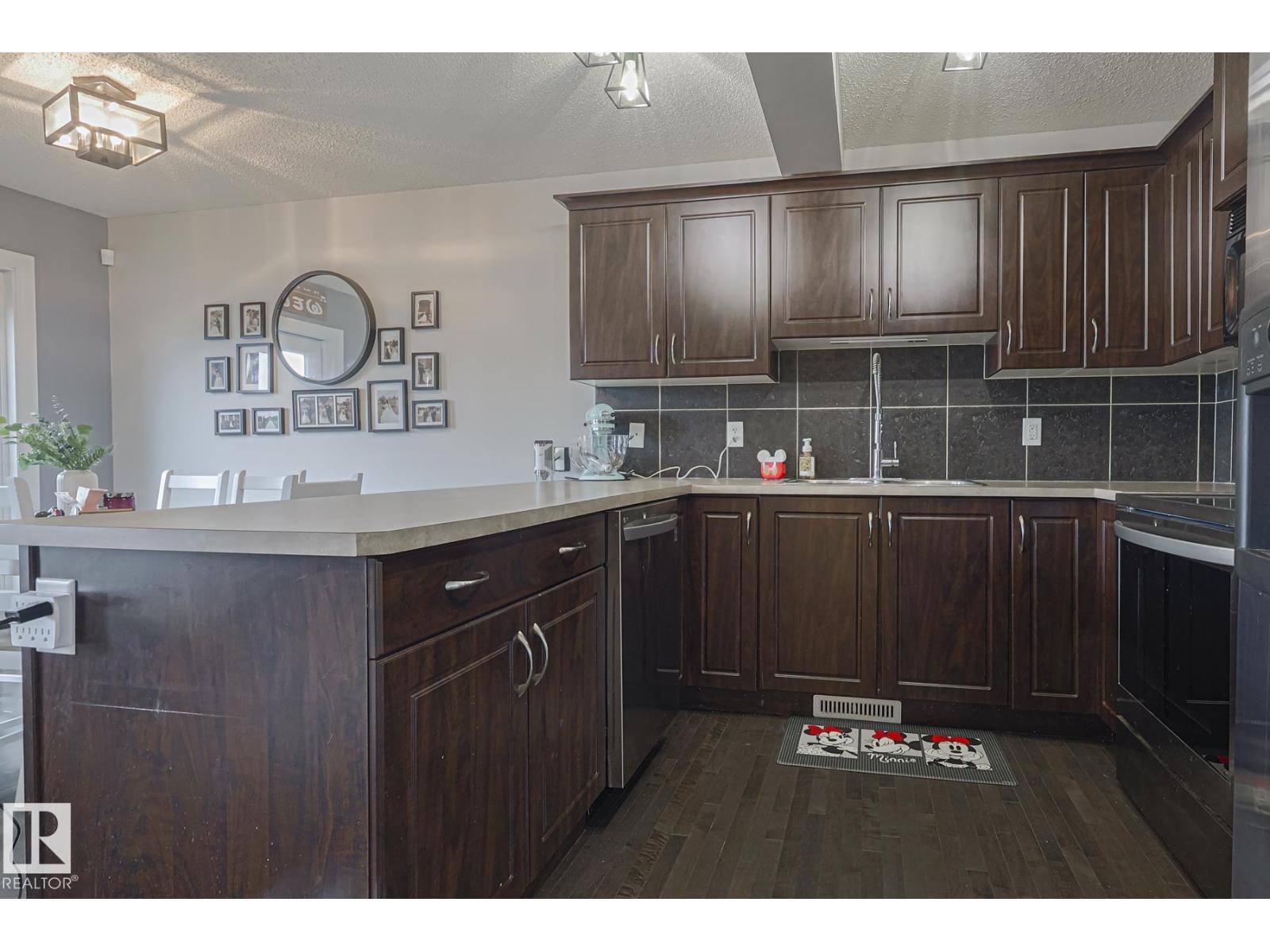 Property at 2 VANESSA AV image 5