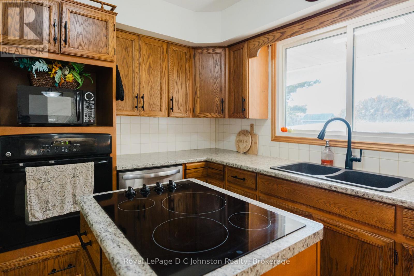 7199 Highway 21 Highway, South Bruce Peninsula, Ontario  N0H 1A0 - Photo 12 - X12333698