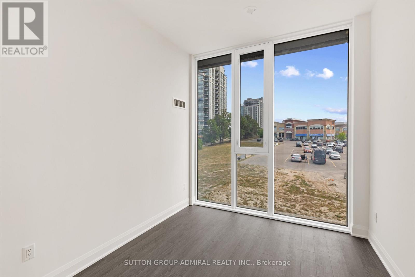 202 - 20 Gatineau Drive, Vaughan, Ontario  L4J 0L3 - Photo 10 - N12333517