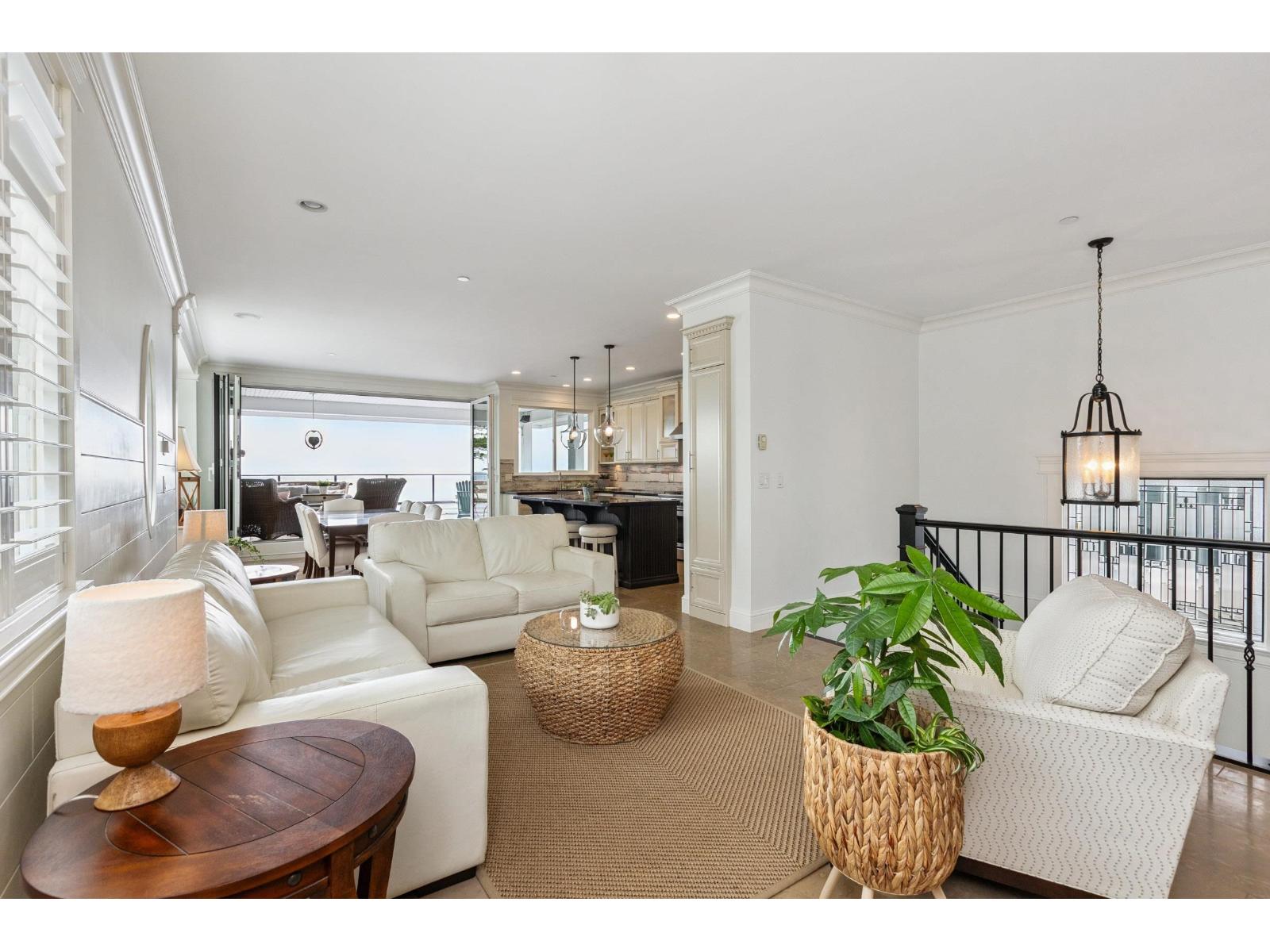 Property at 15096 BEACHVIEW AVENUE image 3