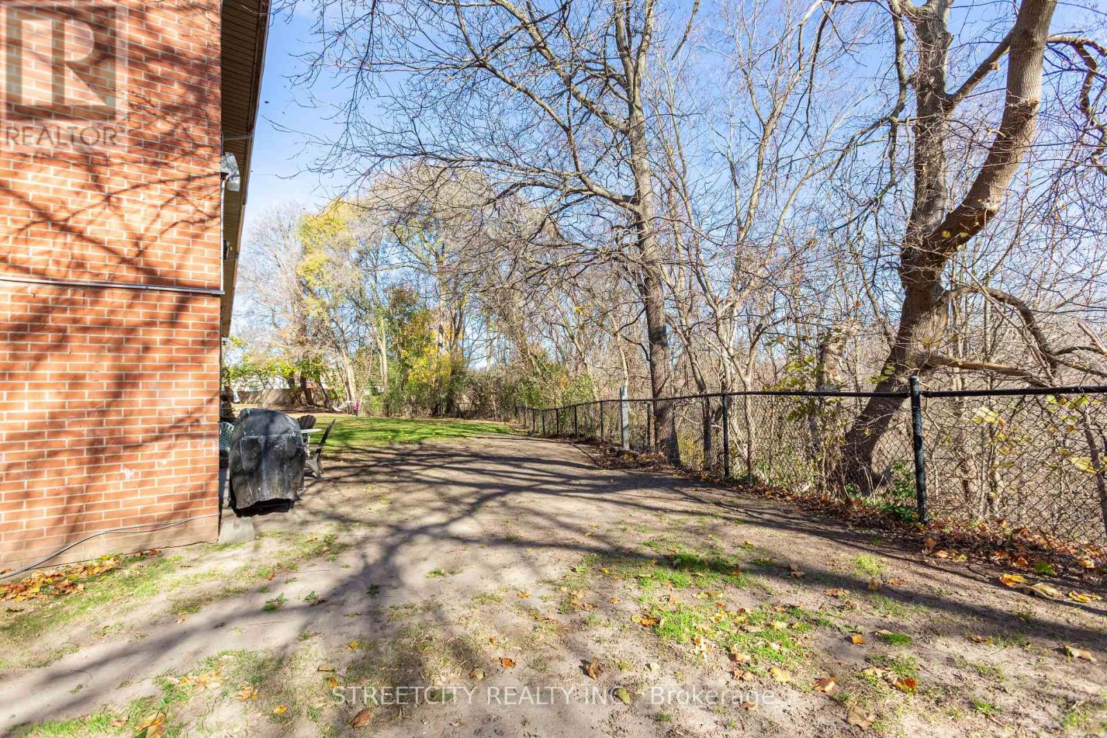 210 - 1172 Hamilton Road E, London East, Ontario  N5W 1A9 - Photo 19 - X12333763