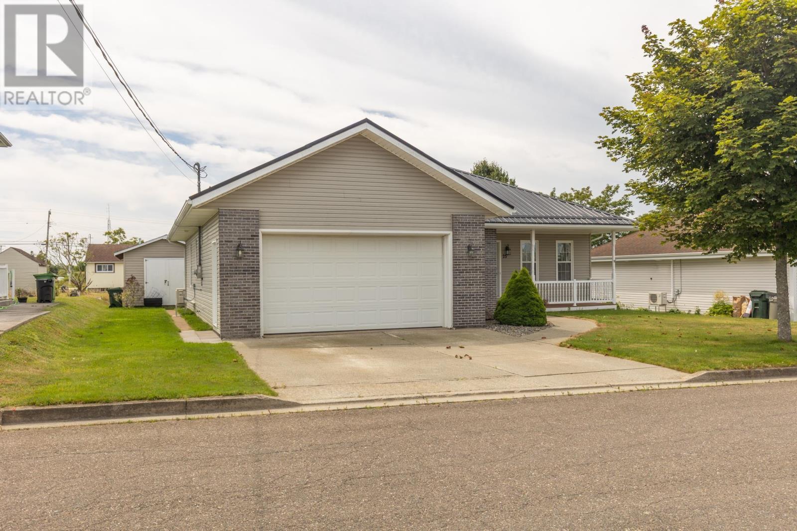 25 Breeze Drive, Yarmouth, Nova Scotia  B5A 4V1 - Photo 2 - 202520130