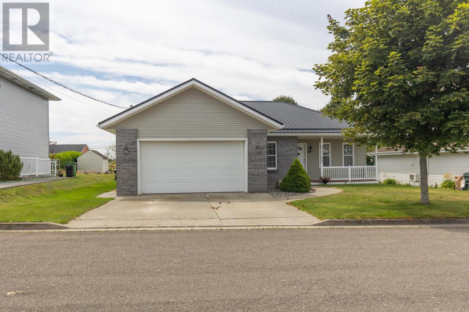 25 Breeze Drive, Yarmouth, Nova Scotia  B5A 4V1 - Photo 3 - 202520130