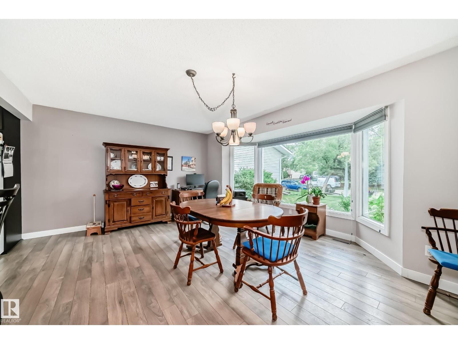 Property at 10 Abbey CR image 2