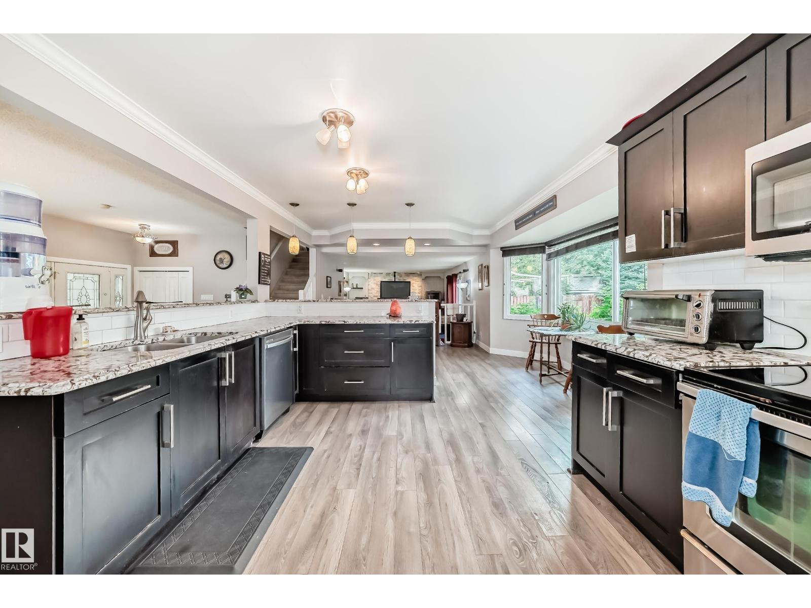 Property at 10 Abbey CR image 3