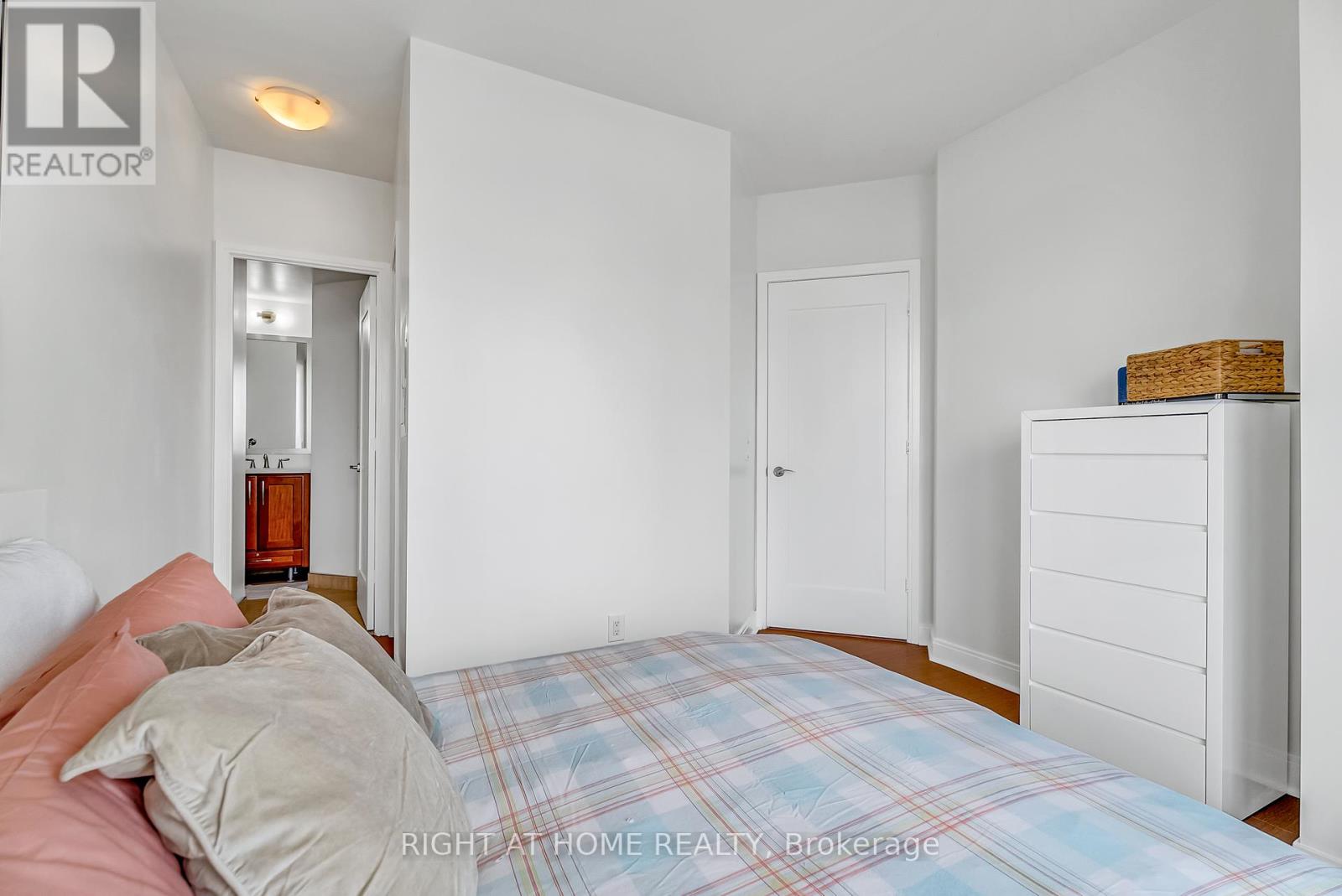 2109 - 825 Church Street, Toronto, Ontario  M4W 3Z4 - Photo 10 - C12333827