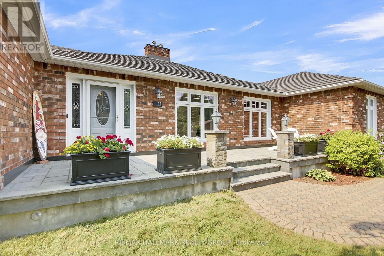 Property at 11 LAMADELEINE BOULEVARD image 5