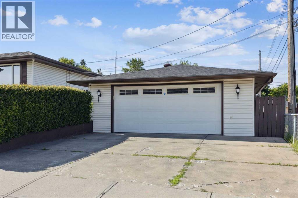 Property at 2119 Vista Crescent NE image 3