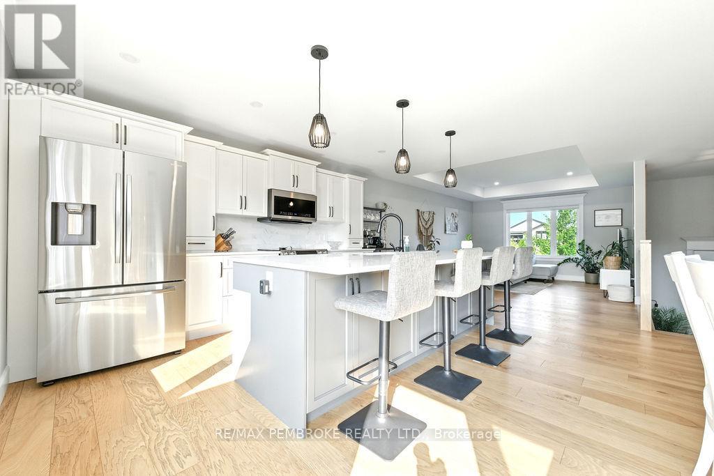 13 Drew Street, Petawawa, Ontario  K8H 0G4 - Photo 15 - X12333863