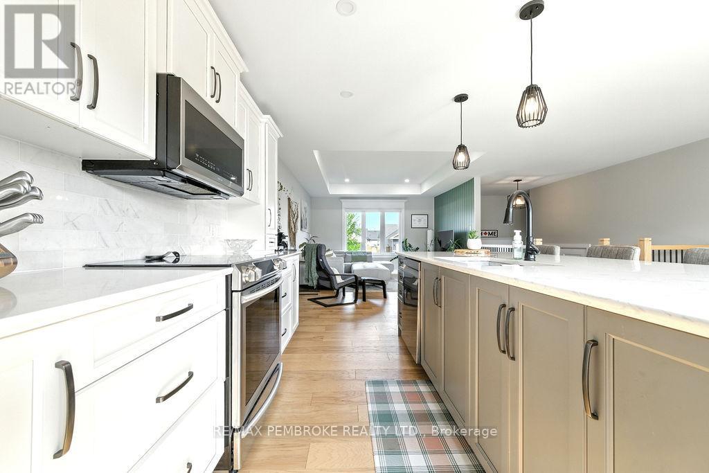13 Drew Street, Petawawa, Ontario  K8H 0G4 - Photo 16 - X12333863