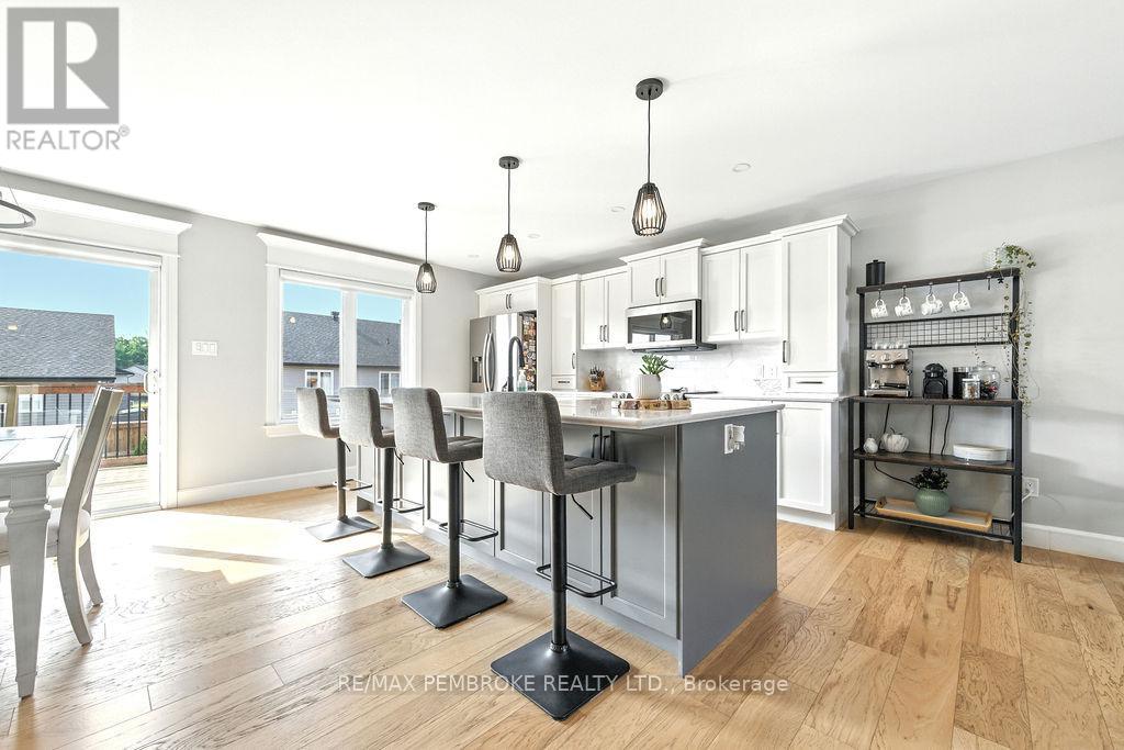 13 Drew Street, Petawawa, Ontario  K8H 0G4 - Photo 10 - X12333863