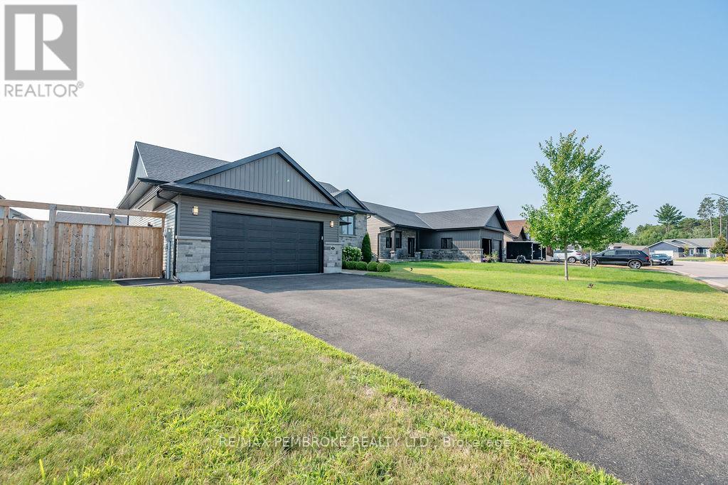 13 Drew Street, Petawawa, Ontario  K8H 0G4 - Photo 3 - X12333863