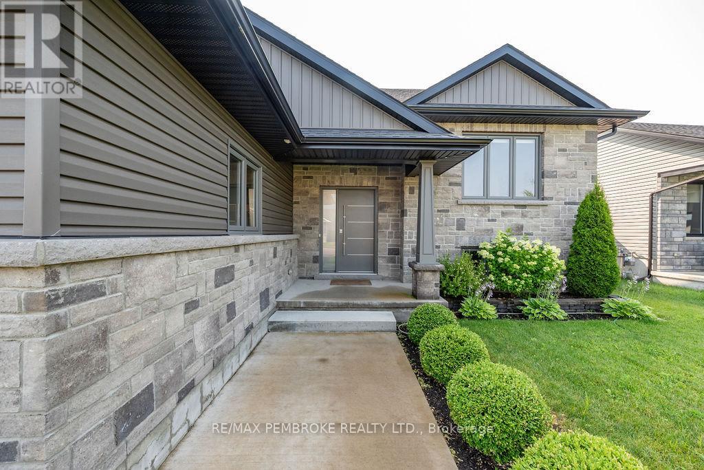13 Drew Street, Petawawa, Ontario  K8H 0G4 - Photo 4 - X12333863
