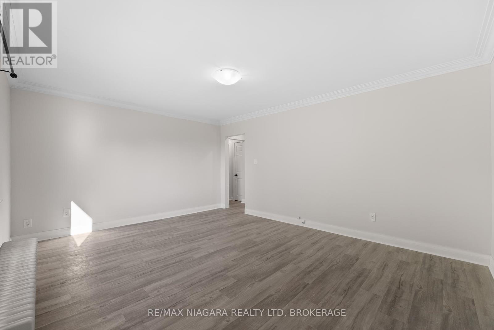 24 Gale Crescent, St. Catharines, Ontario  L2R 3K9 - Photo 7 - X12334105