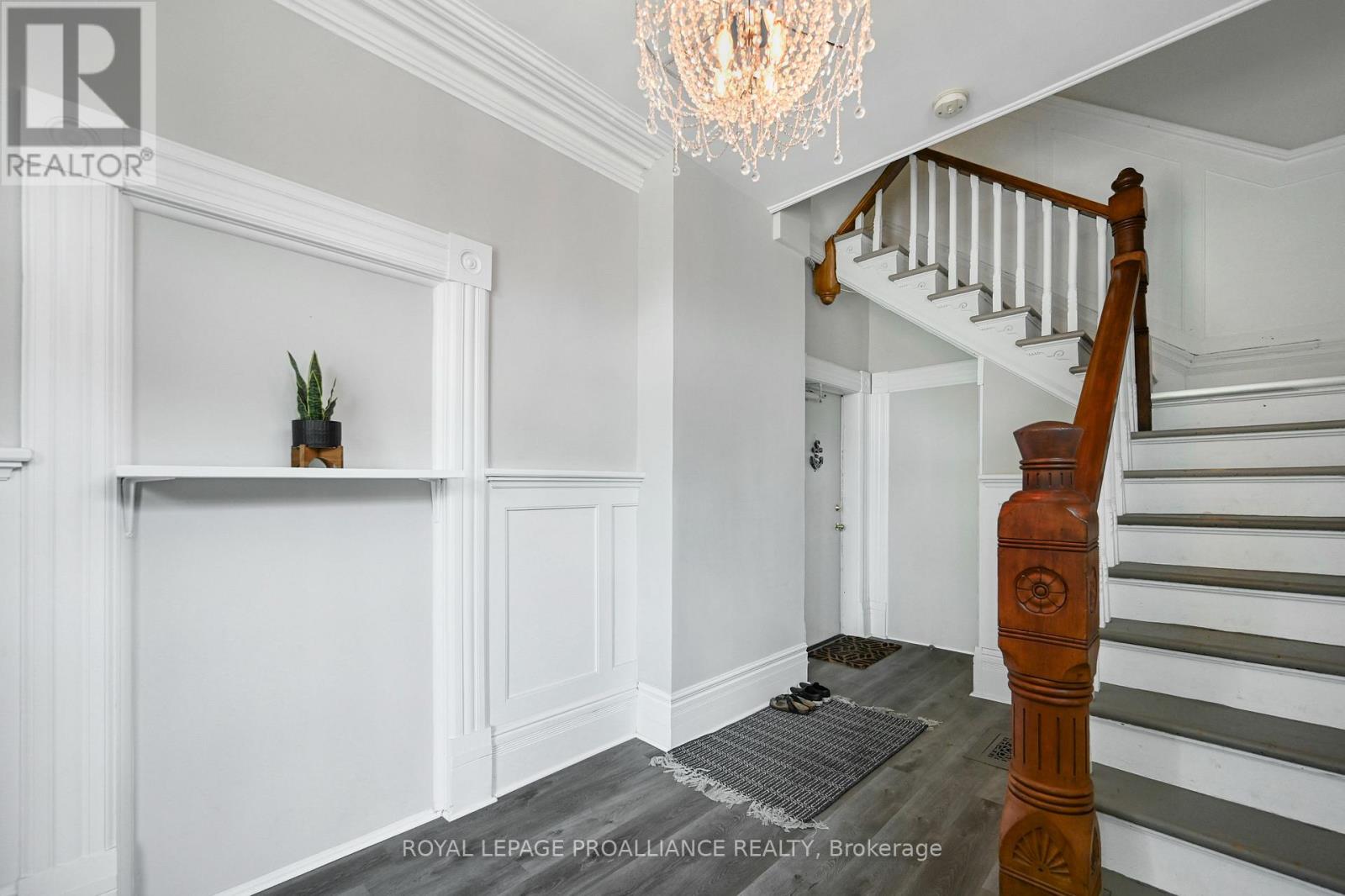 35 Bethune Street, Brockville, Ontario  K6V 2C9 - Photo 4 - X12334123