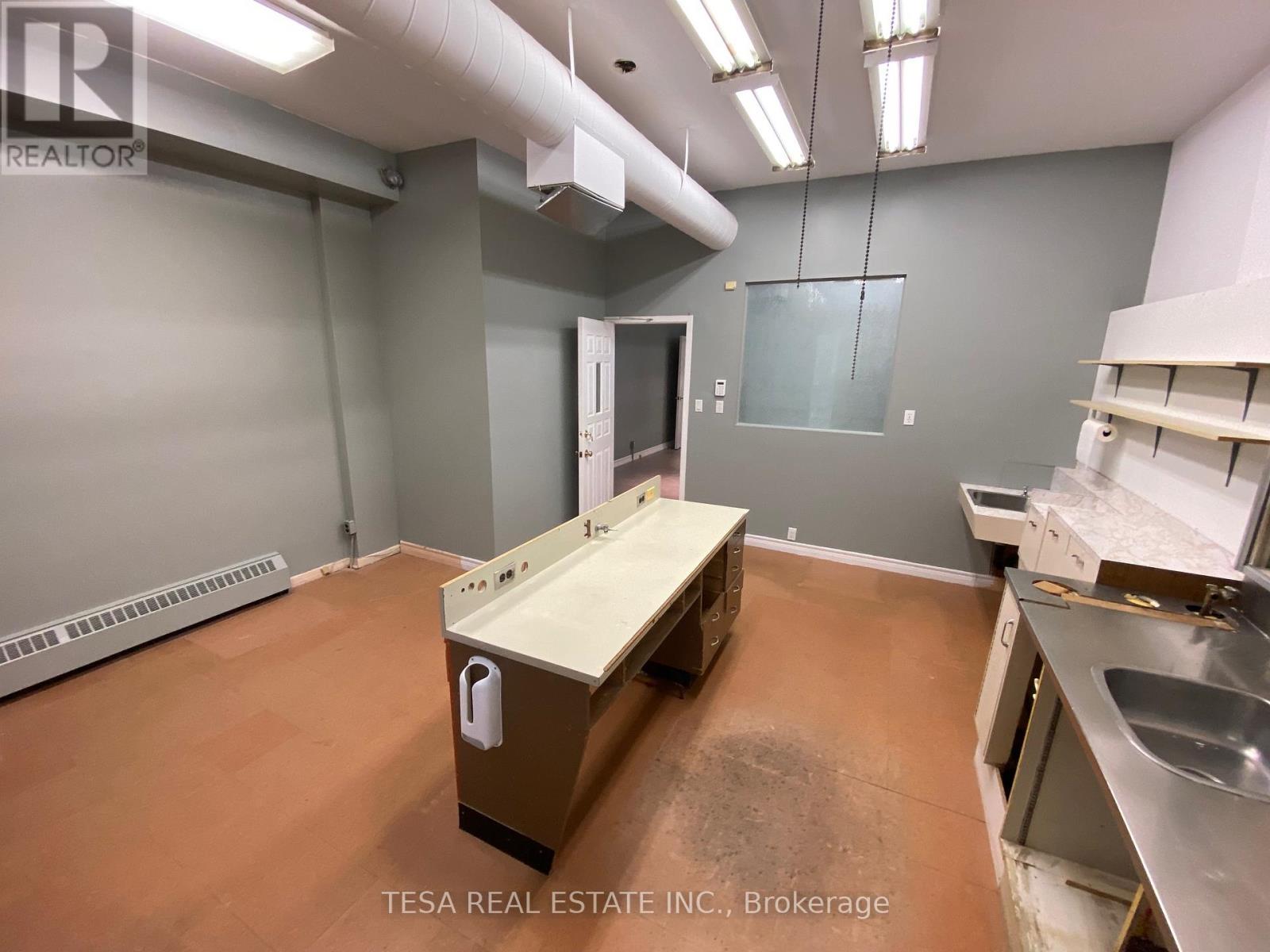 566 Sheppard Avenue W, Toronto, Ontario  M3H 2R9 - Photo 19 - C12324079